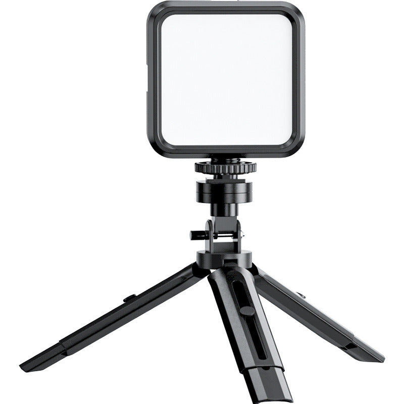 Portable outdoor mini fill light suitable for smartphones and outdoor live streaming.